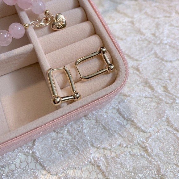 [🍍2 for $22] Gold Statement Earrings - Picture 5 of 5